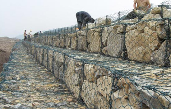 包塑石笼网施工现场